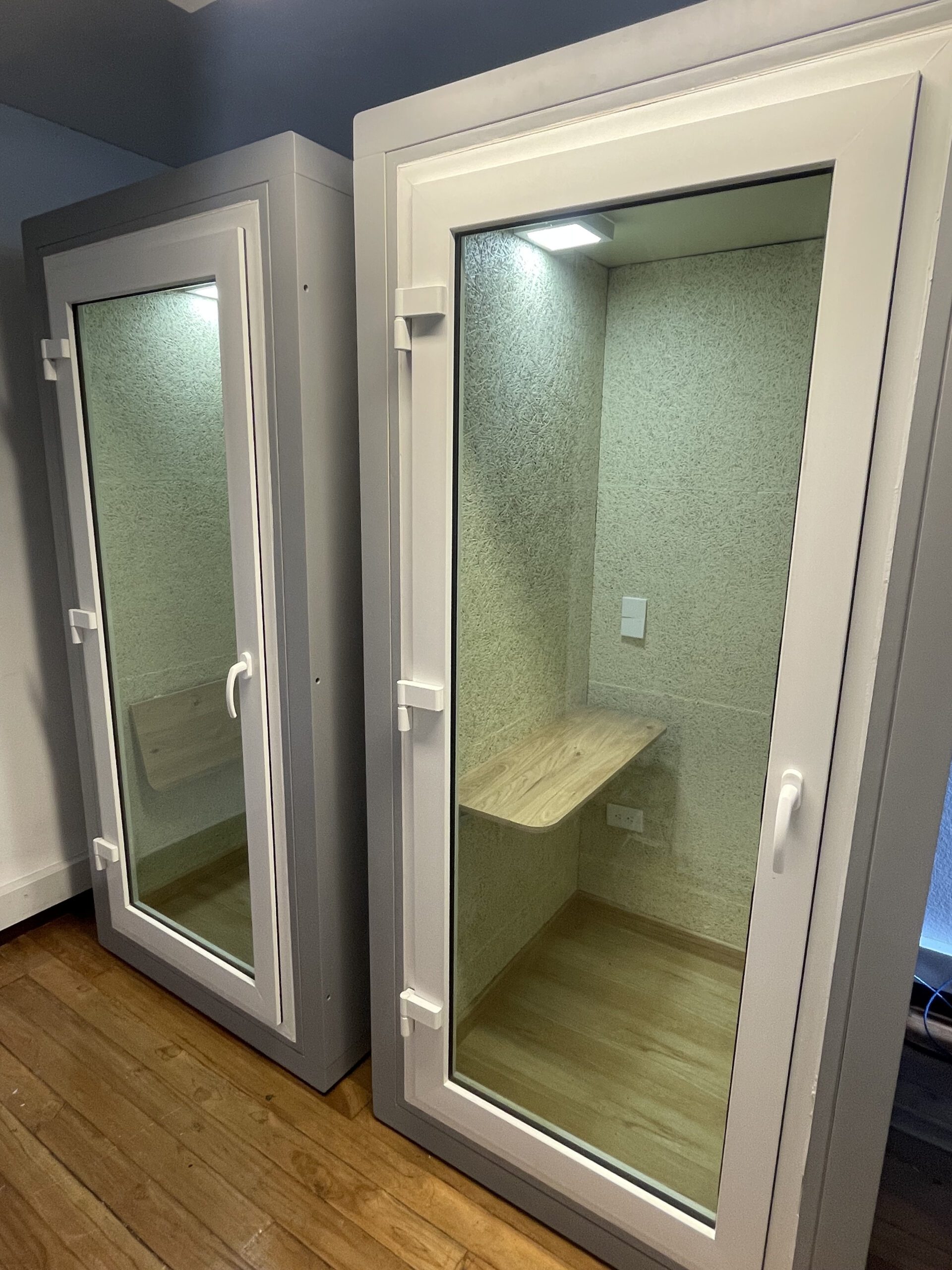 Escritorio plegable dentro de cabina insonorizada